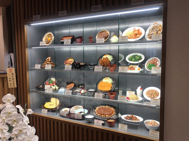 名古屋めし食堂のショーケース