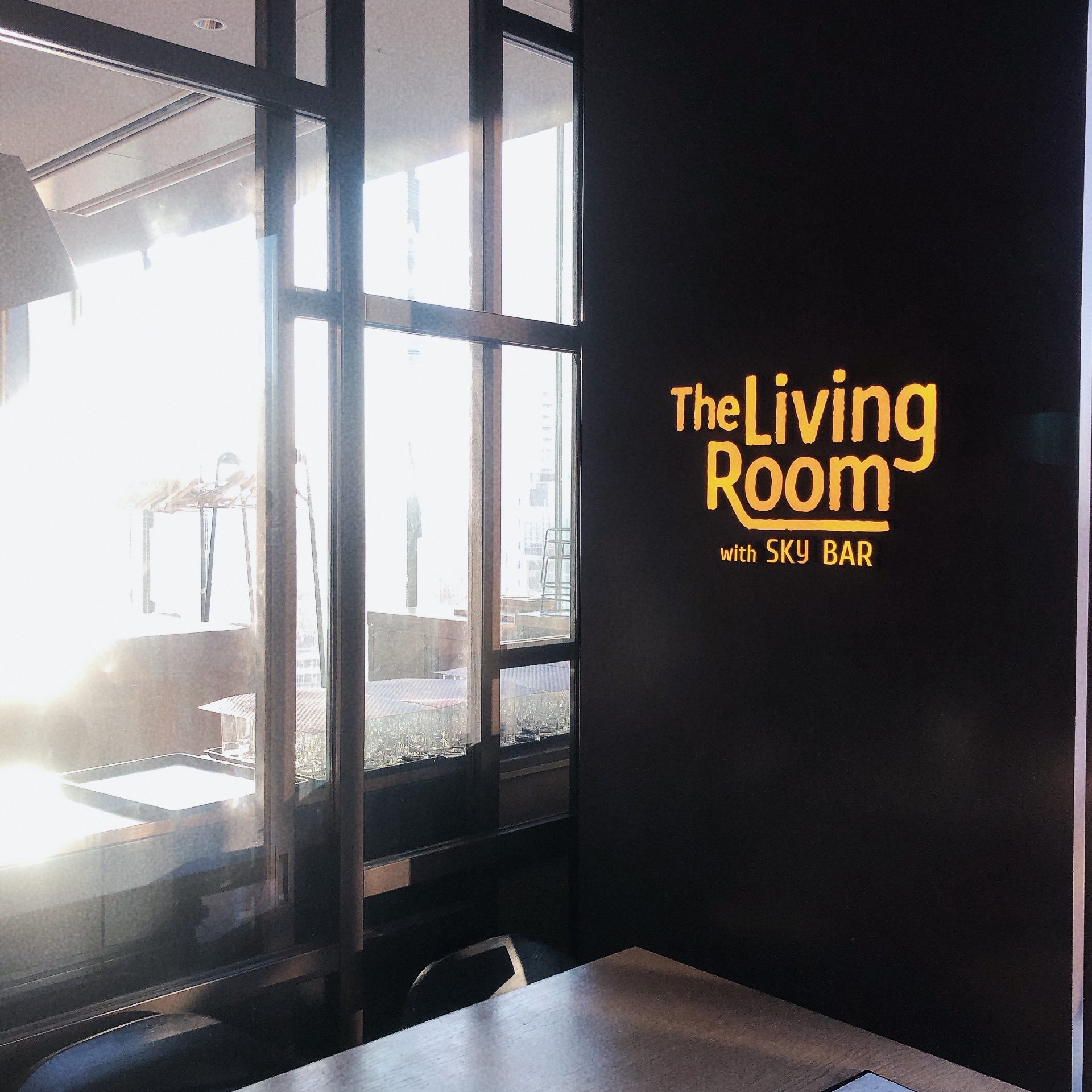 「The Living Room with SKY BAR」の入り口