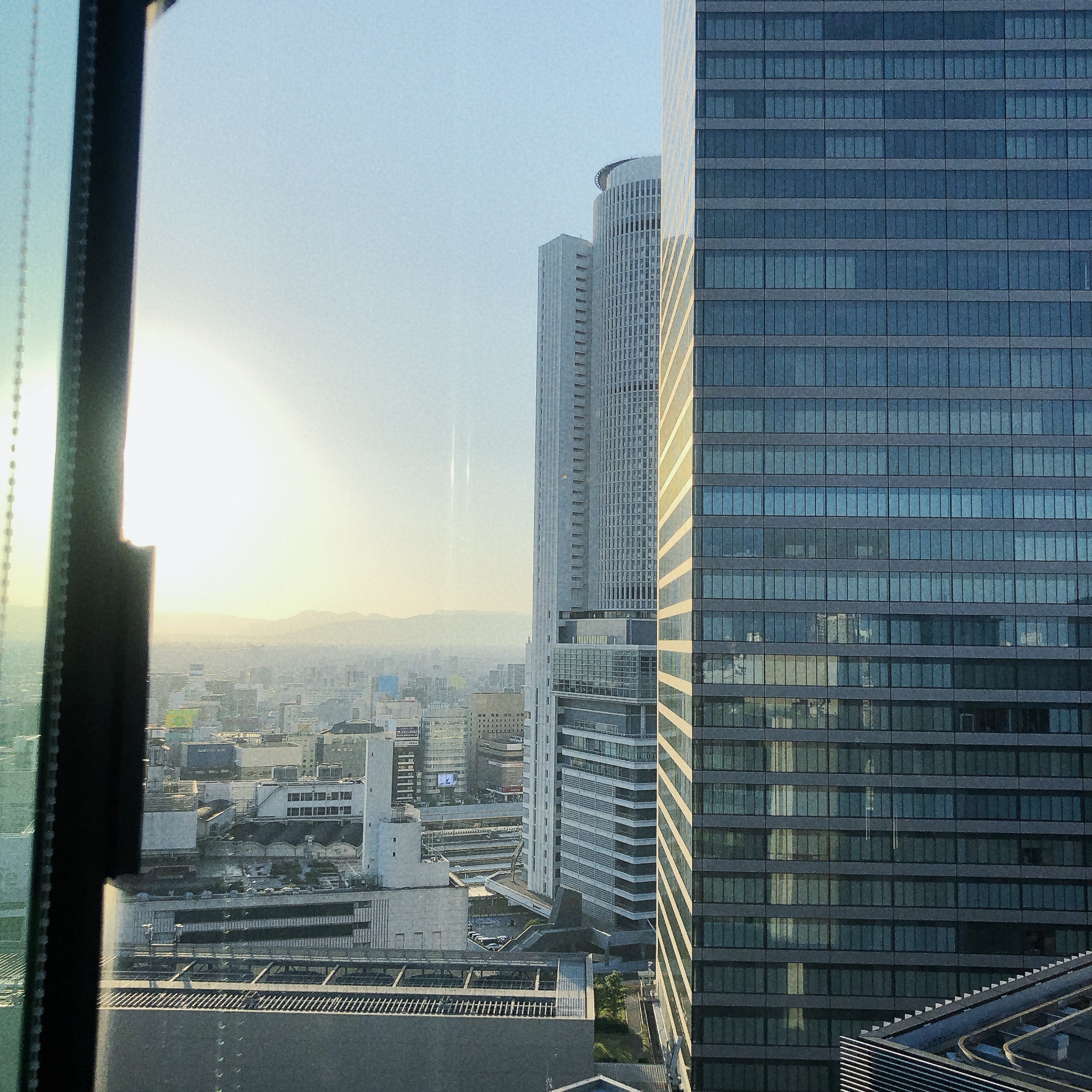高層階から見えるビル街の景色